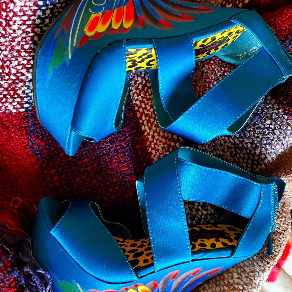 EUCDollHouse Wedges (Peacock Style)$22